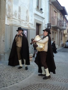 Il maestro nel ruolo di pipitaro che indossa il costume tipico